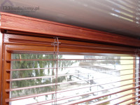 żaluzje w oknach drewnianych, aluminiowe żaluzje w kolorze okien, z wykończeniem drewnianym