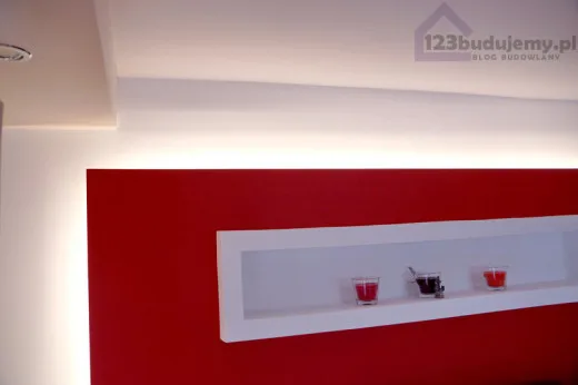 Podświetlenie zabudowy telewizora na ścianie