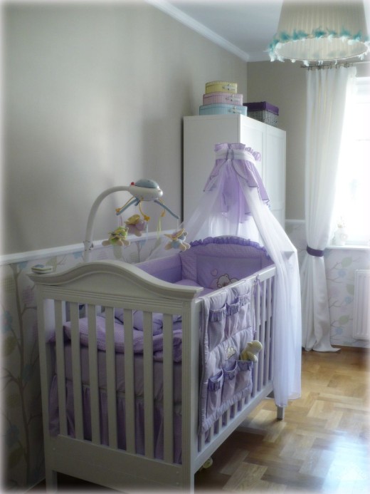 pokój noworodka – dziwczynki, biel + fioletowe akcenty