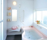 Łazienka z wanną w bieli z dodatkowo rozświetlającym przestrzeń sporym oknem