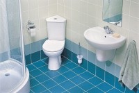 Oszczędność przestrzeni w małej łazience uzyskana została poprzez zagospodarowanie jej narożników