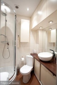 Mała i funkcjonalna łazienka z kabiną prysznicową i charakterystyczną owalną umywalką
