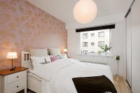 Aranżacja niewielkiej sypialni w skandynawskim stylu – niebanalne oświetlenie w połączeniu ...