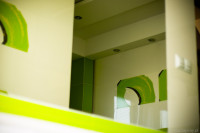aranżacja jaskrawo zielonej łazienki, płytki tubądzin colour