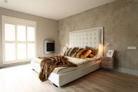 Duża i przestronna sypialnia w stylu skandynawskim zaaranżowana w odcieniach bieli, brązu i szar ...