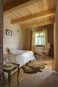 Łamanie stylów – sypialnia w stylu skandynawskim z elementami wystroju retro w drewnianym domu