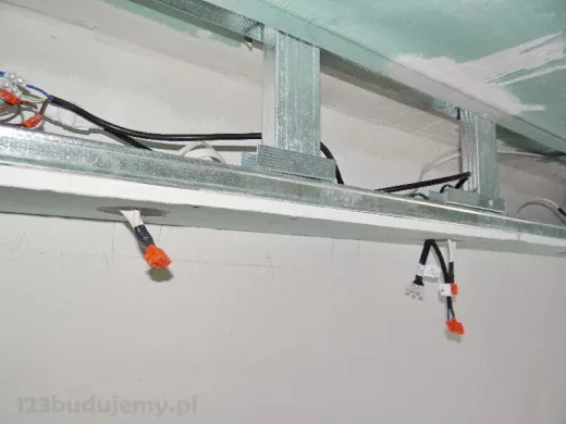Podłączenie kabli do oświetlenia led w suficie podwieszanym. instalacja elektryczna w konstrukcji