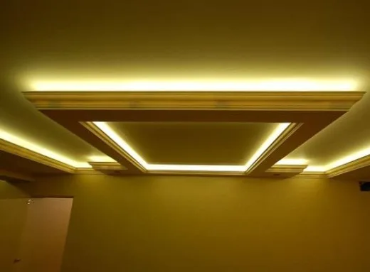 Ciekawa aranżacja nowoczesnego sufitu, gotowe gzymsy ze styroduru