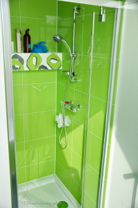kabina prysznicowa, wnęka prysznicowa, płytki tubądzin colour zielone pop green