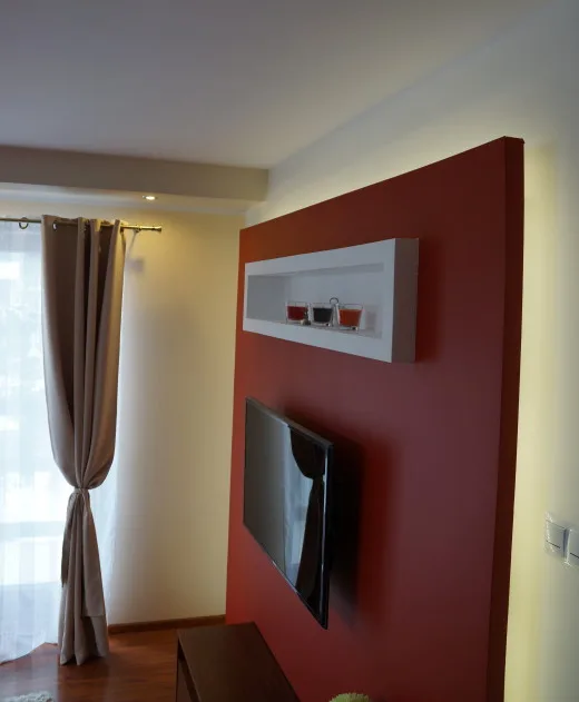 Ściana tv podświetlona taśmą led, półka nad telewizorem