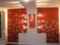 Zabudowa z regipsu pomiędzy sufitem a ścianą tworząca ozdobny kształt, ścianę we wzór róży