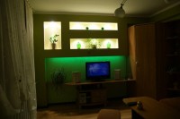 półki nad telewizorem z kartongipsu z oświetleniem led