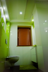 zielone płytki tubądzin colour ciemna podłoga białe szafki łazienkowe tags[łazienka]