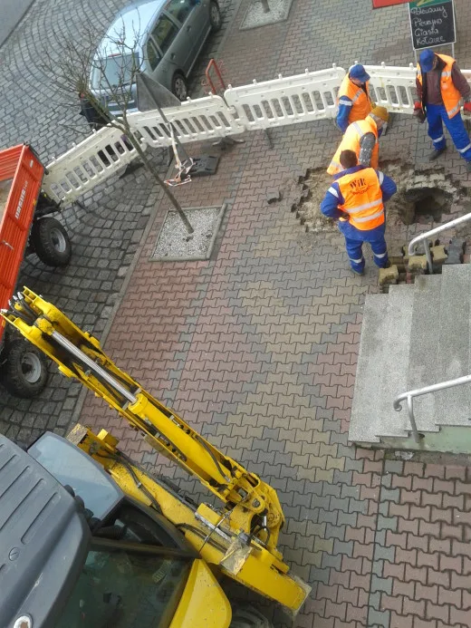 Dziura. Więcej na