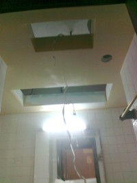 Sufit podwieszany w łazience z możliwością otwieranych wnęk(dostęp do instalacji hydrałlicznych  ...