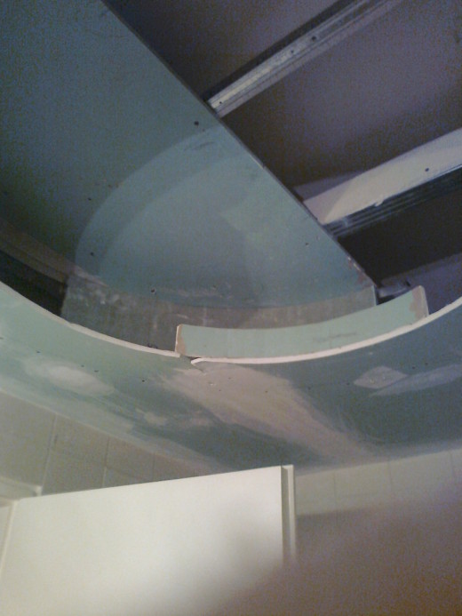 Konstrukcja sufitu podwieszanego w łazience w kształcie koła z ukrytym oswietleniem