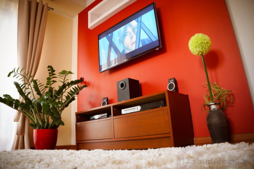Ozdobna ściana z wiszącym telewizorem z półką i podświetleniem led