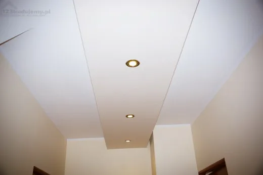 Fragment sufitu obniżony z oświetleniem led