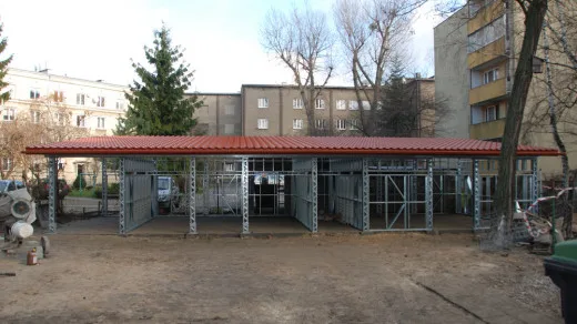 Realizacja szkieletu budynku pawilonu czasowego gromadzenia odpadów stałych z wiatą rowerową w W ...