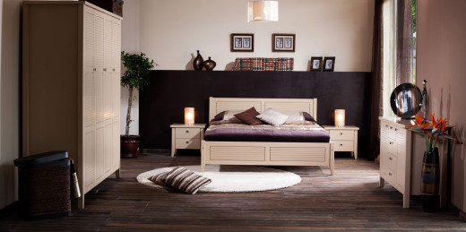 Piękna drewniana sypialnia tworząca idealne miejsce do wypoczynku i relaksu.