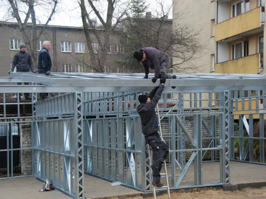 Realizacja szkieletu budynku pawilonu czasowego gromadzenia odpadów stałych z wiatą rowerową w W ...