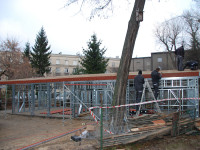 Realizacja szkieletu budynku pawilonu czasowego gromadzenia odpadów stałych z wiatą rowerową w W ...