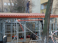 Realizacja szkieletu budynku pawilonu czasowego gromadzenia odpadów stałych z wiatą rowerową w W ...