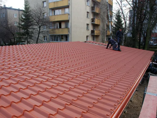 Realizacja szkieletu budynku pawilonu czasowego gromadzenia odpadów stałych z wiatą rowerową w W ...