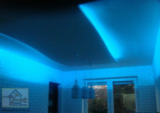 Sufit podwieszany wraz z oświetleniem LED w różnych kolorach.