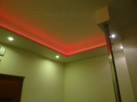 Sufit podwieszany z doświetlonym sufitem na czerwono