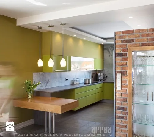 Aranżacja kuchni w stylu loft wraz z sufitami podwieszanymi i oświetleniem wiszącym