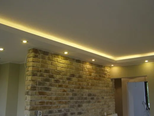 Pomysł na sufit podwieszany do wystroju typu loft