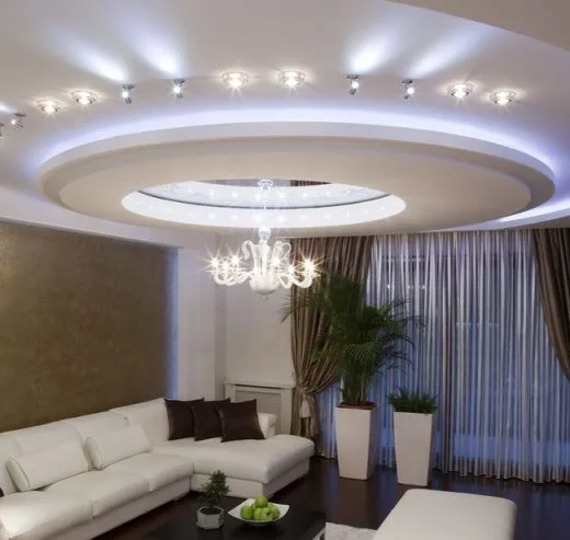Pomysł na salon sufitem podwieszanym – okrąg
