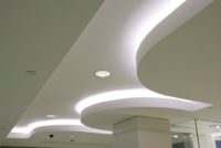 Pomysł na sufit podwieszany wraz z oświetleniem, oryginalne kształty