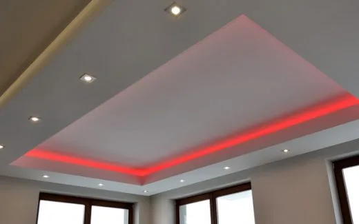 Projekt sufitu podwieszanego z czerwonym oświetleniem LED