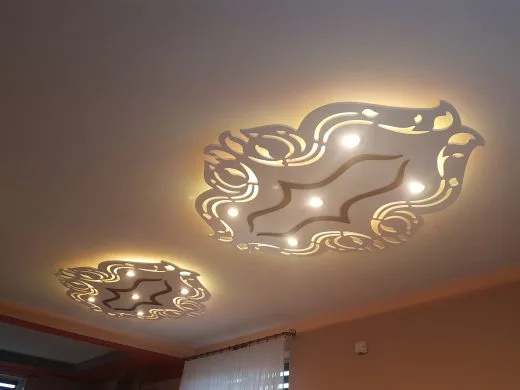 Sufit podwieszany, aranżacja oświetlenia sufitowego, dwa plafony tkled o wymiarze 145 x 170 cm