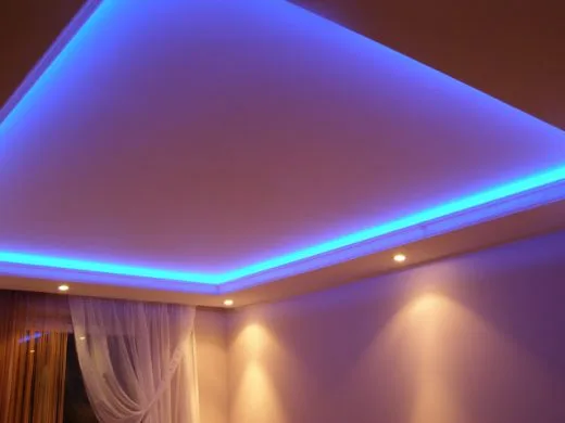 Salon nie musi być nudny. Nowoczesny sufit z oświetleniem led
