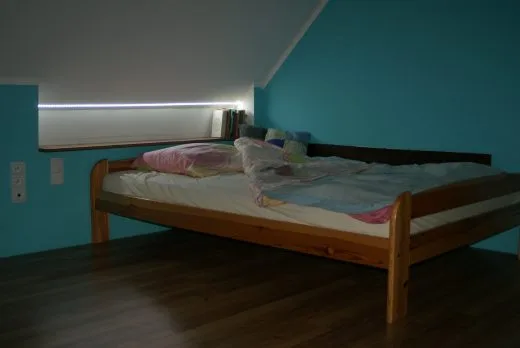 Nocne oświetlenie przy łóżku dziecka z zastosowaniem energooszczędnej taśmy led