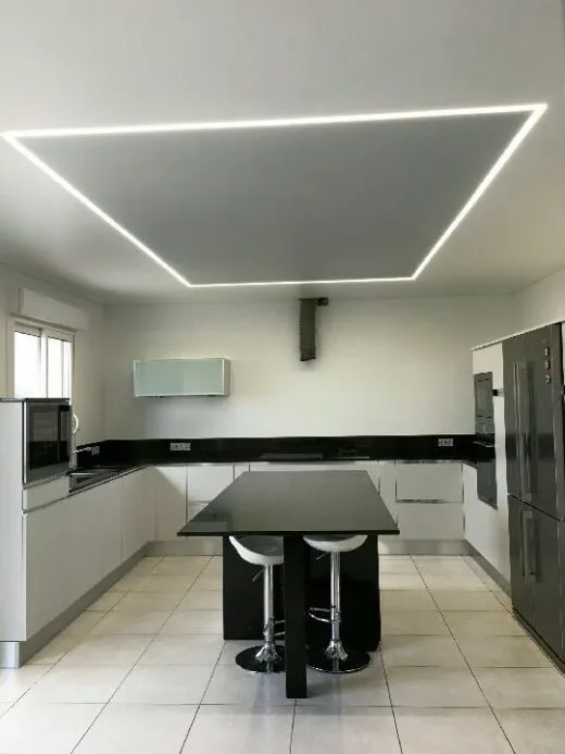 Nowoczesny sufit z oświetleniem led