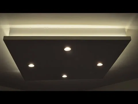 Ozdobny sufit w sypialni z oświetleniem led