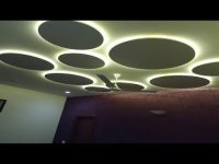 Ozdobny sufit 3d w salonie z oświetleniem led
