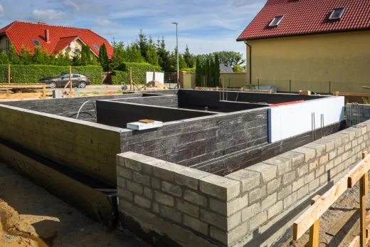 Ekspert Ultrament: Położenie hydroizolacji bitumicznej na fundamenty budynku nie jest trudną