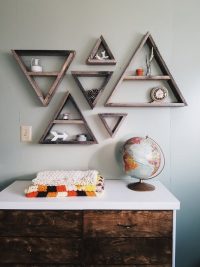 trójkątne półki na ścianie