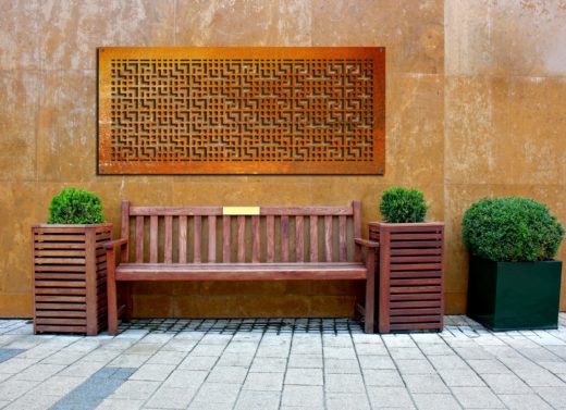 Dekoracyjny panel ogrodowy ze stali corten montowany bezpośrednio do ściany na dystansach. Nadaj ...