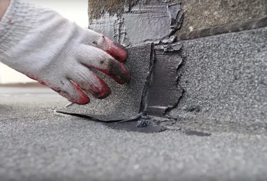 Uszczelniacz do dachów przydaje się, gdy zniszczeniu uległy połączenia w okolicach obróbek