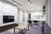 Nowoczesny salon to minimalistyczna przestrzeń o neutralnej kolorystyce, prostej i eleganckiej a ...
