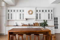 Projekt wnętrza kuchni z drewnianym stołem to połączenie funkcjonalności, ciepła i naturalnego u ...